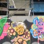 Inspelen op actuele thema's op tijdelijke schutting bij bouwplaats in Amsterdam #Graffiti Voorbeeld Het kan anders