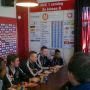 Enkele spelers gaan handtekeningen uitdelen tijdens de #Ajax Kids Tour!