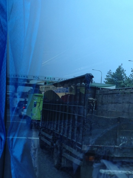 Pintu tol pasir koja padat merayap nih #InfoBdg #trafficBdg #LalinBdg