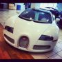Voor wie een hekel aan levertijd heeft, in Manhattan staat een witte Bugatti GrandSport voor $2mln #benzinesnuiven 