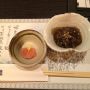 夕食に誘っていただきました！名物、水炊きです。
突き出しにおきゅうと、と、明太子。