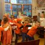 Op de klanken van de kindermuziek van de 3J's in oranje polonaise door de klas #koningspelen