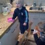 Mika roept Jippies (chips) en Lie likt de nog ingepakte zalm... Honger?
