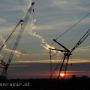 De zonsondergang gezien in 'n hijskraan.