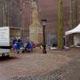 Een tent bij een kerk, inclusief werklui #domkerk