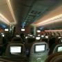 ET700便ロンドンヒースロー空港行。エチオピア航空の787-8のエコノミークラスは3-3-3の9列配置。ANAの国内線仕様機と同じ高密度配置。今日は隣席が空いているから良いけど、満席だとこの座席で７時間を超えるフライトはきつそうだ。