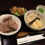本日の気まぐれランチは
昨日に引き続き
『黒米おこげ ＆ 竹の子の鶏ガラスープで・・』
唐揚げサラダ・山東菜のお浸し付き８００円です。
皆様お待ちしております。http://moby.to/cyhdp0