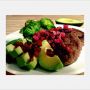 Es gibt verdammt viele Gründe sich à la #slowcarb zu ernähren. Finde drei davon auf diesem Foto! Ein Tipp: der Brokkoli aka. Bröckelkohl ist keiner dieser Gründe… Achtung Spoiler: #avocado, #bacon, #b