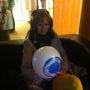 .@janaflohr zit in haar eigen wereld (met ballon) #museumnacht