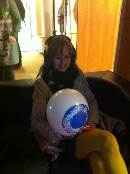 .@janaflohr zit in haar eigen wereld (met ballon) #museumnacht