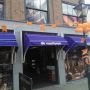 Dat is handig, de oranjevereniging heeft ons pand versierd