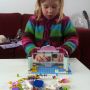 Sterre en Benthe hebben vanochtend hun zakgeld besteed aan speelgoed. Sterre zet Lego Friends in elkaar