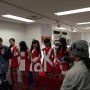 海洋堂社長社長の宮脇さんとイメージガールズのはちきんガールズ(from 高知)のイベントなう。今、歌ってます(^-^)/ @渋谷・海洋堂展