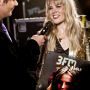 Beterschap @IlseDeLange! Neem deze mee in bed, voel je je vast beter! (de award, niet @sanderlantinga) #3FM #3FMAwards