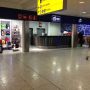 ロンドンヒースロー空港。入国審査は２０分ほど。無事に手書きのタグが付いた荷物も出てきた。成田行のチェックインは夕方だからとりあえず荷物を預ける。１日１個８．５ポンド。
