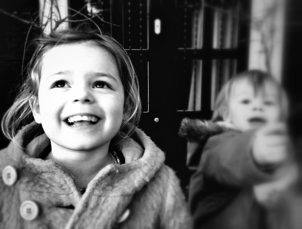 so love this picture of Amélie and Mika and the memory of their conversation talking about the moon